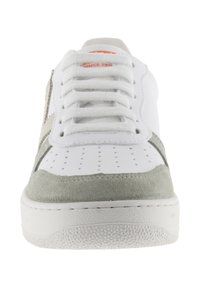 Baskets blanches avec des accents en daim gris clair, lacets blancs, bout perforé et semelle texturée blanche, vues de l'avant.