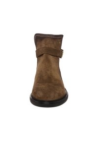 Stivale alla caviglia in camoscio marrone con punta rotonda, caratterizzato da una cinturina con fibbia sulla parte anteriore e suola in gomma nera. Dettagli cuciti sulla parte superiore.