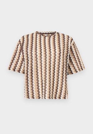 Kortærmet sweater med lodrette zigzagstriber i brune, beige og hvide nuancer på en ensfarvet baggrund.