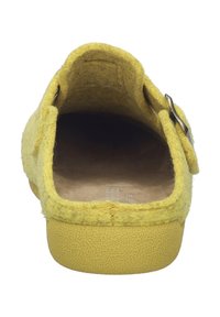 Scarpa slip-on in lana gialla con una texture morbida, caratterizzata da punta tonda, suola piatta e un accento di fibbia argentata di lato.