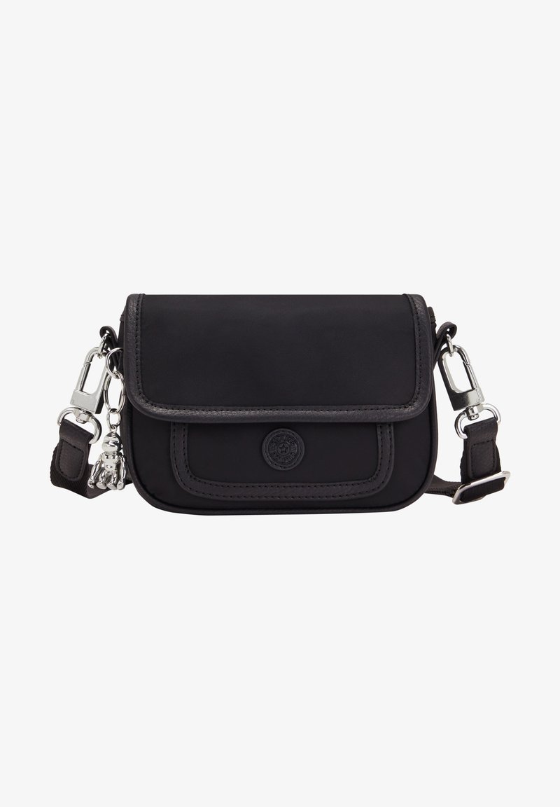 Borsa a tracolla nera in nylon con chiusura a patta, badge decorativo, tracolla regolabile e dettagli metallici argentati. Design compatto.