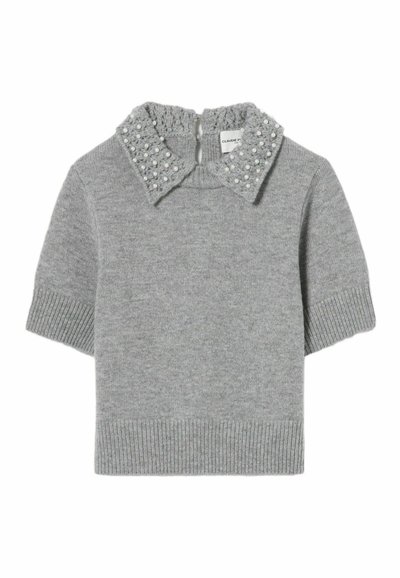 Suéter gris de manga corta con cuello tipo polo, adornado con perlas en el cuello, que presenta un dobladillo y puños acanalados.