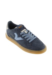 Sneaker in suede blu navy con accenti blu chiaro, punta rotonda, dettagli perforati e suola in gomma naturale. Presenta lacci blu e etichetta con logo.