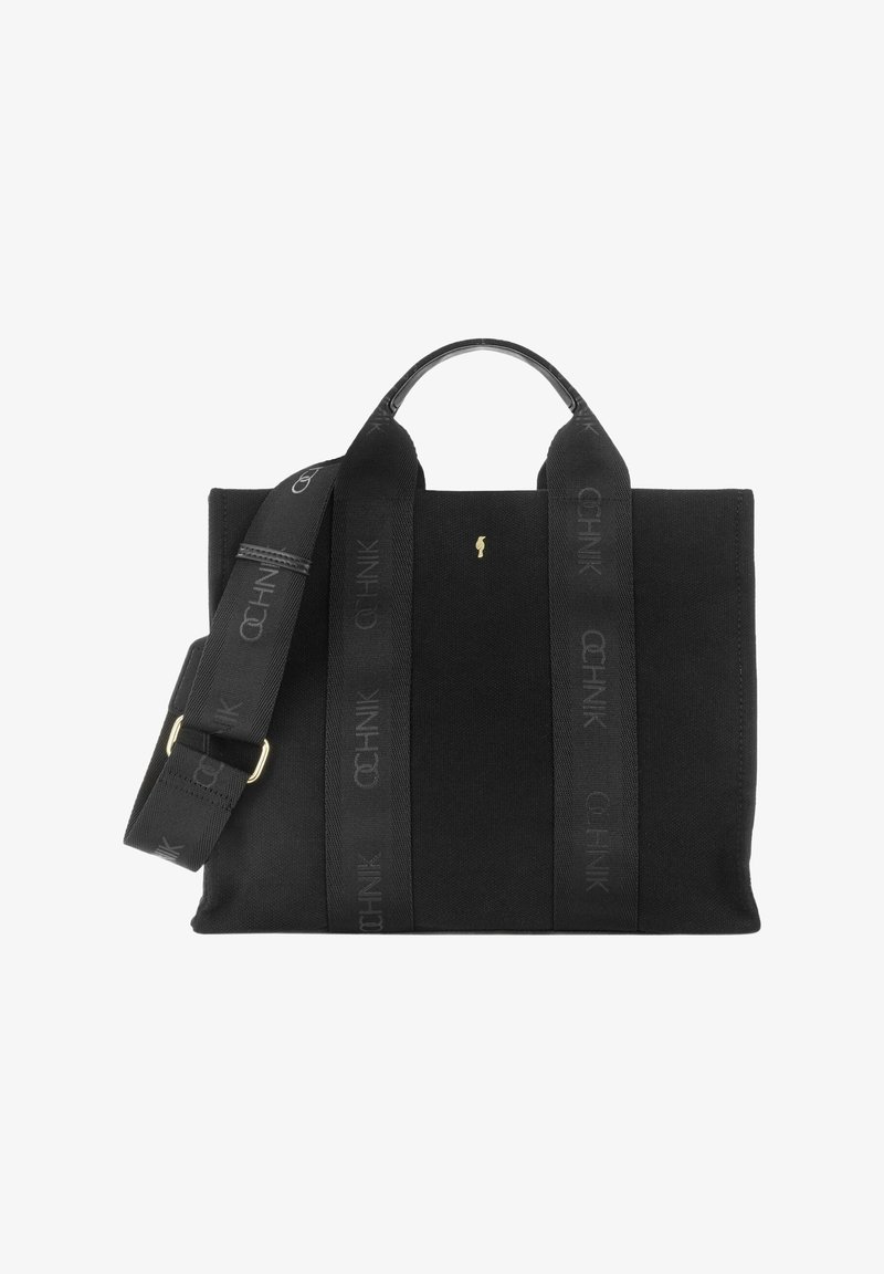 Czarna torba na ramię wykonana z materiału, z podwójnymi uchwytami u góry i odczepianym paskiem na ramię. Zawiera wytłoczone logo i złote akcenty.