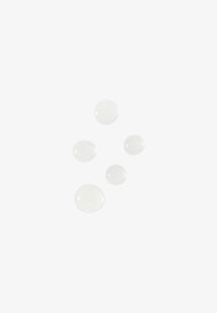 Przezroczyste, błyszczące krople kleju w różnych okrągłych kształtach, różniące się wielkością, na białym tle.