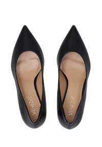 Schwarze Leder High Heels mit spitzem Zeh und Ausschnitt-Design. Glatte Textur und beiges Fußbett mit sichtbarem Logodetail.