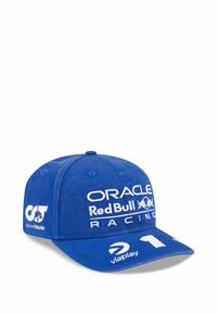 Blaue Stoffmütze mit einem gebogenen Schirm. Beinhaltet weiße Logos: "Oracle", "Red Bull Racing" und "viaplay". Strukturierte Bauweise mit Nähten.