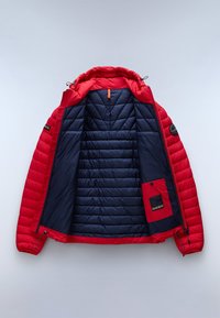Rød pufferjakke med en marineblå foer, som har hætte, lynlåslommer og en quilted struktur. Indeholder en indvendig lomme til label.