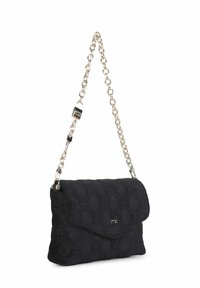 Borsa a tracolla nera trapuntata con catena, caratterizzata da un motivo testurizzato, chiusura a pattina e dettaglio del logo sulla tracolla.