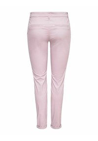 Pantalons slim en rose clair avec une texture lisse, un design à cinq poches et des ourlets retroussés. Couture renforcée visible.