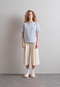 Filippa K LOOSE FIT TEE - Jednoduché tričko - dove blue