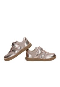 Paire de baskets enfant couleur or rose métallique avec semelles en caoutchouc marron et bandes velcro sur fond blanc.