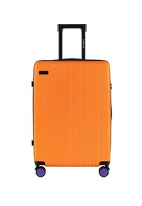 Pomarańczowa twarda walizka z pionowymi prążkami, czarnymi akcentami, wysuwaną rączką i fioletowymi kółkami. Kieszenie zapinane na zamek z boku.