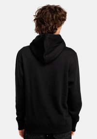 Sudadera negra con diseño en la espalda, que cuenta con una capucha con cordón, puños y dobladillo acanalados. Tejido suave con una textura lisa, sin patrones visibles.