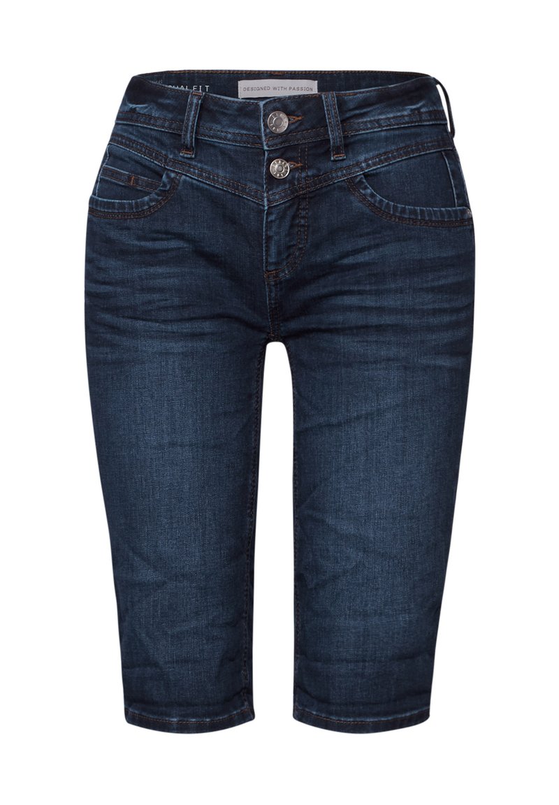Pantalones capri de mezclilla azul oscuro con una textura ligeramente deslavada, que cuentan con dos bolsillos frontales y cierre de doble botón en la cintura.