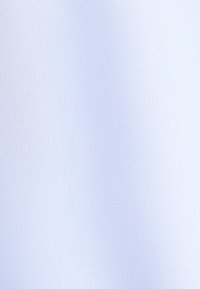Tessuto bianco con una texture liscia e un fine motivo intrecciato; leggero e flessibile; colore uniforme con minima variazione.