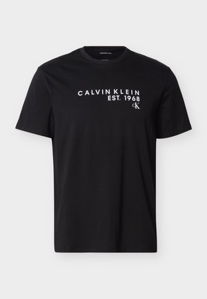 Μαύρο T-shirt με κοντό μανίκι και λευκό κείμενο "CALVIN KLEIN EST. 1968" καθώς και μικρό λογότυπο "cK" στο στήθος.
