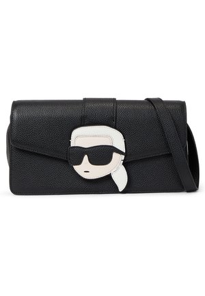 Zwarte gestructureerde leren clutch met een gezichtsontwerp met wit haar en zwarte zonnebril op de voorflap en een smalle schouderband.