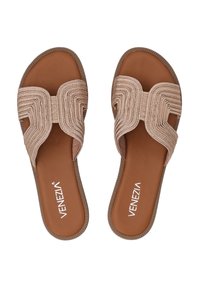Platte slipper sandalen in lichtroze met een gestructureerd golfpatroon op de banden. Rubberen zool met een bruine basis. Merkrede "Venezia" zichtbaar.
