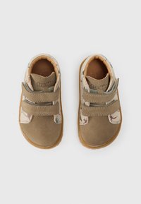 Barna gyerekcipők, nubukbőr és mintás vászon felsőrésszel. Két tépőzáras pánttal, gumitalppal és bézs belső béléssel rendelkeznek.