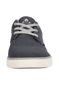 Grå syntetiska sneakers med texturerad överdel, kontrasterande vita skosnören och gummisula. Har logotyp på tungan och sidan.