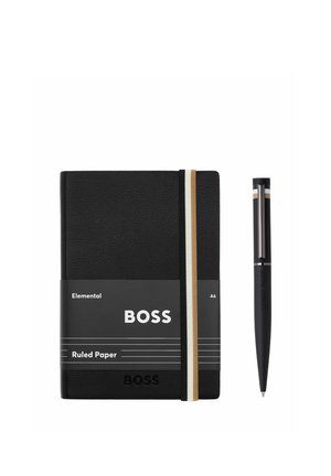 Czarny notes A6 z papierem w linie, z gumką i dopasowanym długopisem, oba z logo "BOSS", ułożone obok siebie na białym tle.
