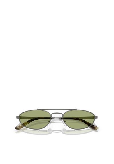 Lunettes de soleil en métal avec des verres ovales verts et des plaquettes de nez en caoutchouc transparent. Les branches arborent un motif écaille de tortue, ajoutant un contraste au design élégant.