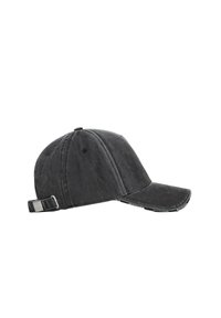 Gorra de béisbol de algodón negro con visera curvada, correa ajustable y un detalle de marca sutil en la parte inferior de la visera.