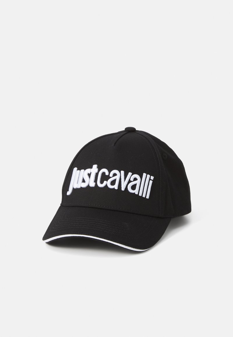 Schwarze Baseballmütze aus Stoff, mit weißer "justcavalli" Stickerei auf der Vorderseite und einem kontrastierenden weißen Besatz am Schild.