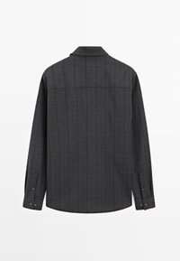 Mørkegrå skjorte med knappet krave, lange ærmer og et subtilt stribet mønster. Har knappede manchetter og en lige skæring i kanten.