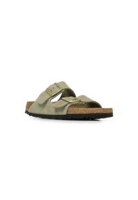 Olivengroene open teen slingback sandaal met een kurken zool, bovenkant van suede en twee verstelbare gespen. Gekartelde loopzool voor grip.