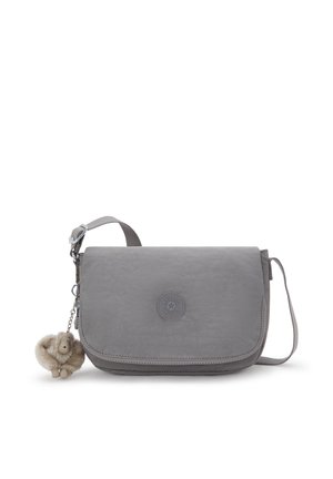Borsa a tracolla grigia con chiusura a patta, tracolla regolabile, etichetta rotonda con logo e portachiavi a forma di scimmietta in peluche attaccato.