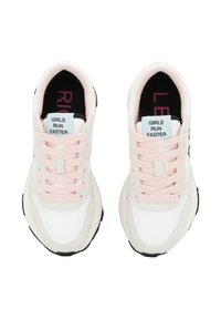 Sneakers bianchi e rosa chiaro con il testo "LE RAGAZZE CORRONO PIÙ VELOCE" sulla linguetta, visti dall'alto, con solette nere e rosa etichettate destra e sinistra.