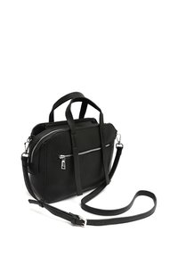 Sac à main en cuir noir avec poignées doubles, bandoulière réglable, compartiments zippés et surface texturée. Présente des accents en métal argenté.