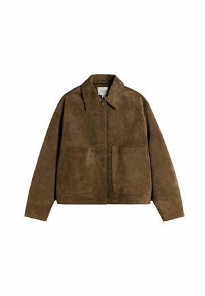 Brūna zamšādas jaka ar salocītu apkakli, pogu aizdari un divām priekšējām kabatām, attēlota uz balta fona.