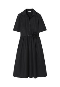Čierne šaty z ľahkej látky, s golierom, krátkymi rukávmi, zapínaním na gombíky a nariasenou sukňou s kvetinovým akcentom.