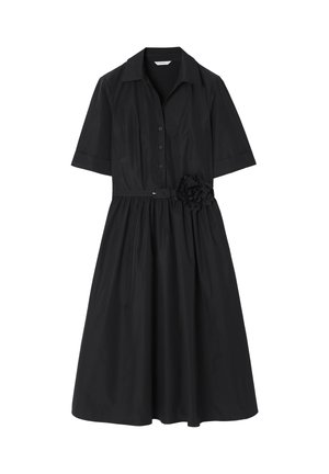 Čierne šaty z ľahkej látky, s golierom, krátkymi rukávmi, zapínaním na gombíky a nariasenou sukňou s kvetinovým akcentom.