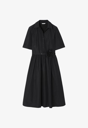 Črna obleka iz lahkega materiala, z ovratnikom, kratkimi rokavi, sprednjim gumbom in nabranim krilom z cvetličnim poudarkom.