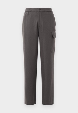 Pantaloni grigi con un fit rilassato, realizzati in un tessuto liscio. Presentano una chiusura con bottone, tasche laterali e una tasca cargo sulla gamba.
