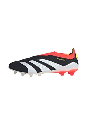 Schwarzer, weißer und roter Adidas Predator Fußballschuh mit drei weißen Streifen und geformten Nocken auf weißem Hintergrund.