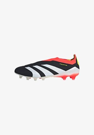 Chaussure de football Adidas Predator noire, blanche et rouge avec trois bandes blanches et crampons moulés sur fond blanc.