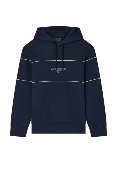 Felpa blu navy con strisce orizzontali bianche sul petto e sulle maniche, logo con testo al centro davanti e cappuccio con lacci neri.