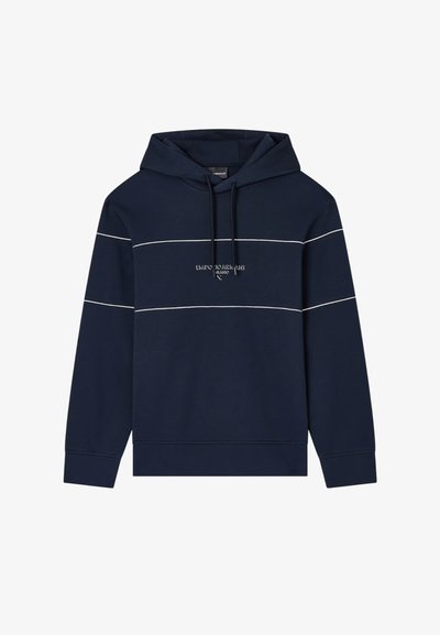 Felpa blu navy con strisce orizzontali bianche sul petto e sulle maniche, logo con testo al centro davanti e cappuccio con lacci neri.