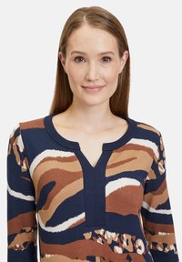 Betty Barclay MIT PRINT - Jerseykleid - blau camel