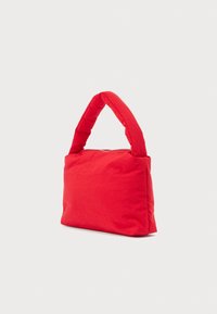 Φωτεινό κόκκινο μαλακό τσαντάκι με ευρύ επενδυμένο χερούλι και κλείσιμο με φερμουάρ, όρθιο σε απλό λευκό φόντο.