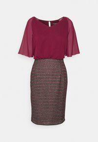 Robe bordeaux avec manches transparentes au coude et jupe ajustée mi-genou présentant un motif en zigzag dans des tons assortis.