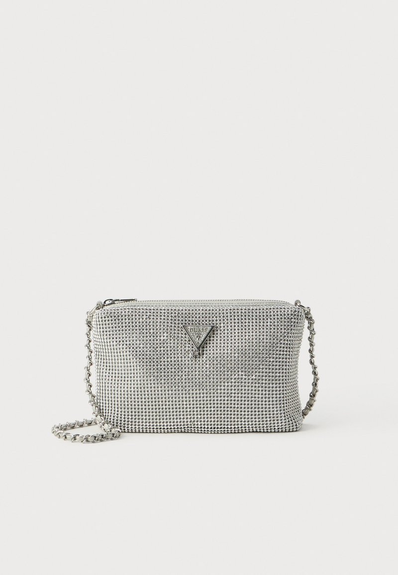 Borsa da polso in rete argento con tracolla a catena e una placca triangolare in metallo con logo sul fronte, su uno sfondo bianco.