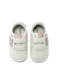 Helle beige Leder-Babyschuhe mit einem Klettverschluss, abgerundeter Zehenpartie und minimalistischem Design. Auffälliges Logo-Detail am Riemen.
