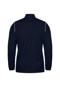 Veste coupe-vent marine avec un col haut, des manches longues et des accents blancs le long des coutures d'épaule. Texture lisse, matériau léger.