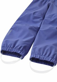 Lila wasserfeste Hose mit elastischen Bündchen und klaren Schlaufen. Glatte Textur, leichtes Material, entworfen für Outdoor-Aktivitäten.